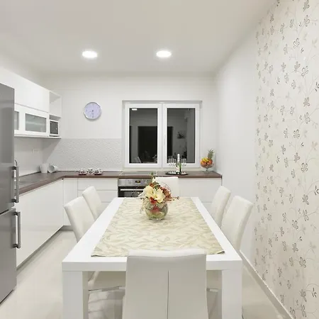 Ivana Apartment *