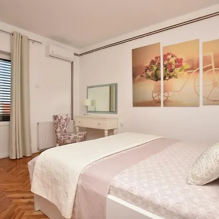 Ivana Apartment *